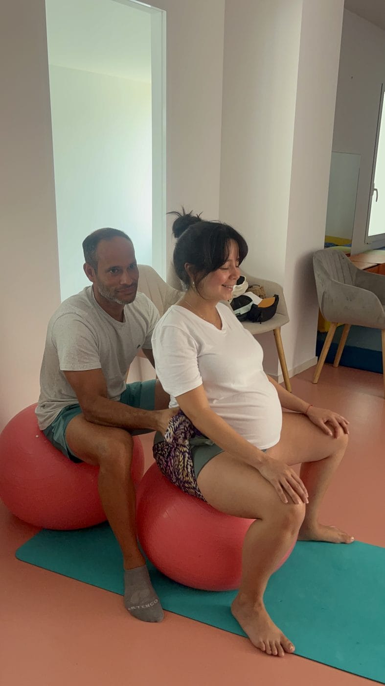 Pareja en el taller vivencial: masaje con rebozo sobre la pelota