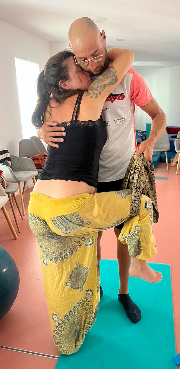 Ella se apoya en su pareja en una postura para el parto