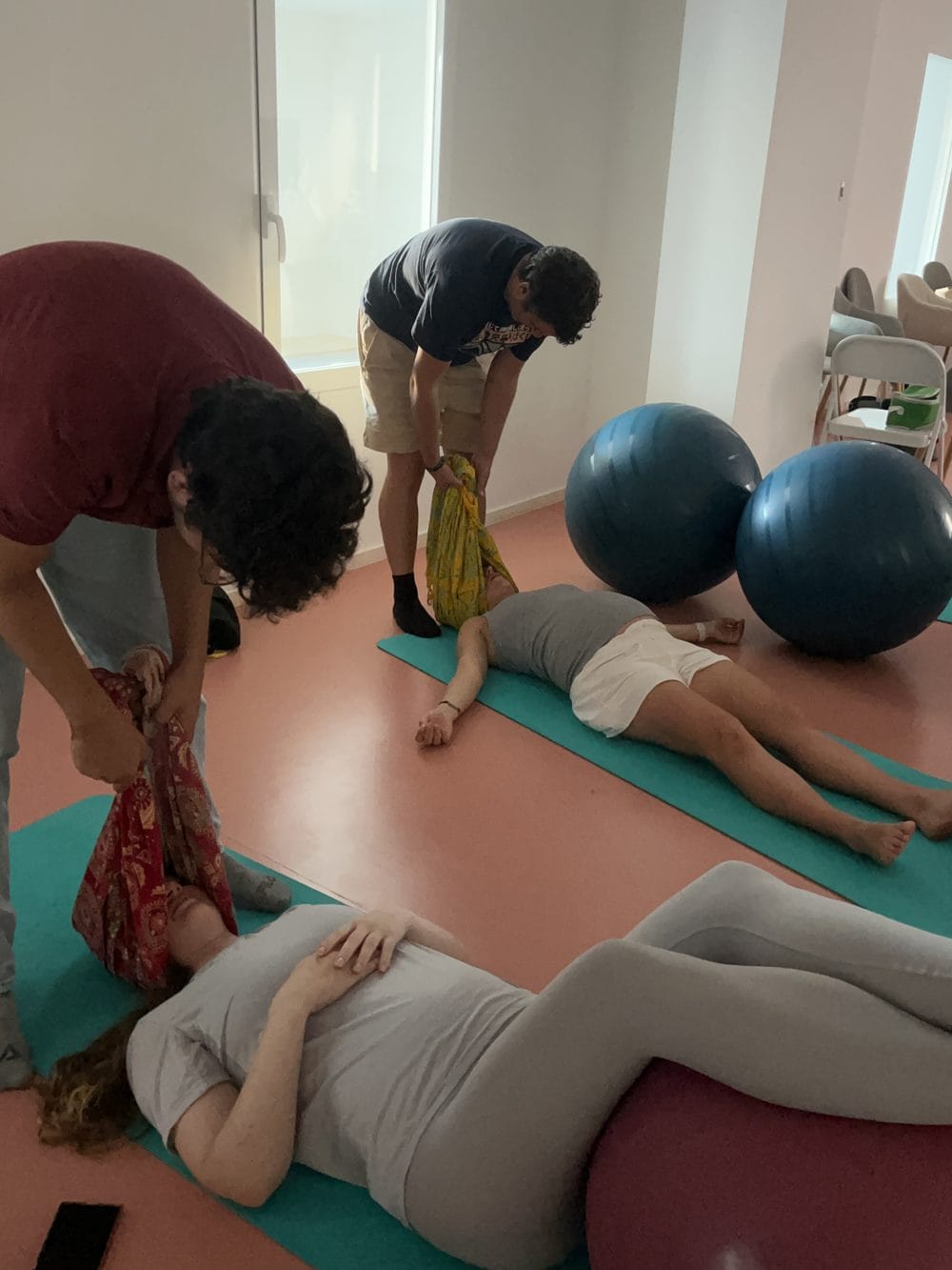 Parejas practicando el rebozo en el taller vivencial