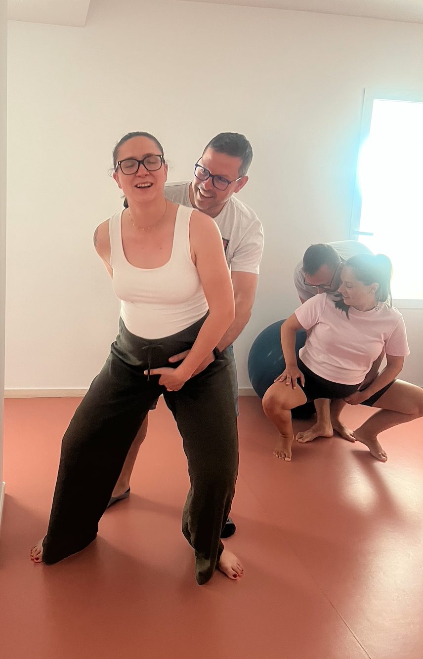 Parejas practicando posturas de parto en el taller vivencial