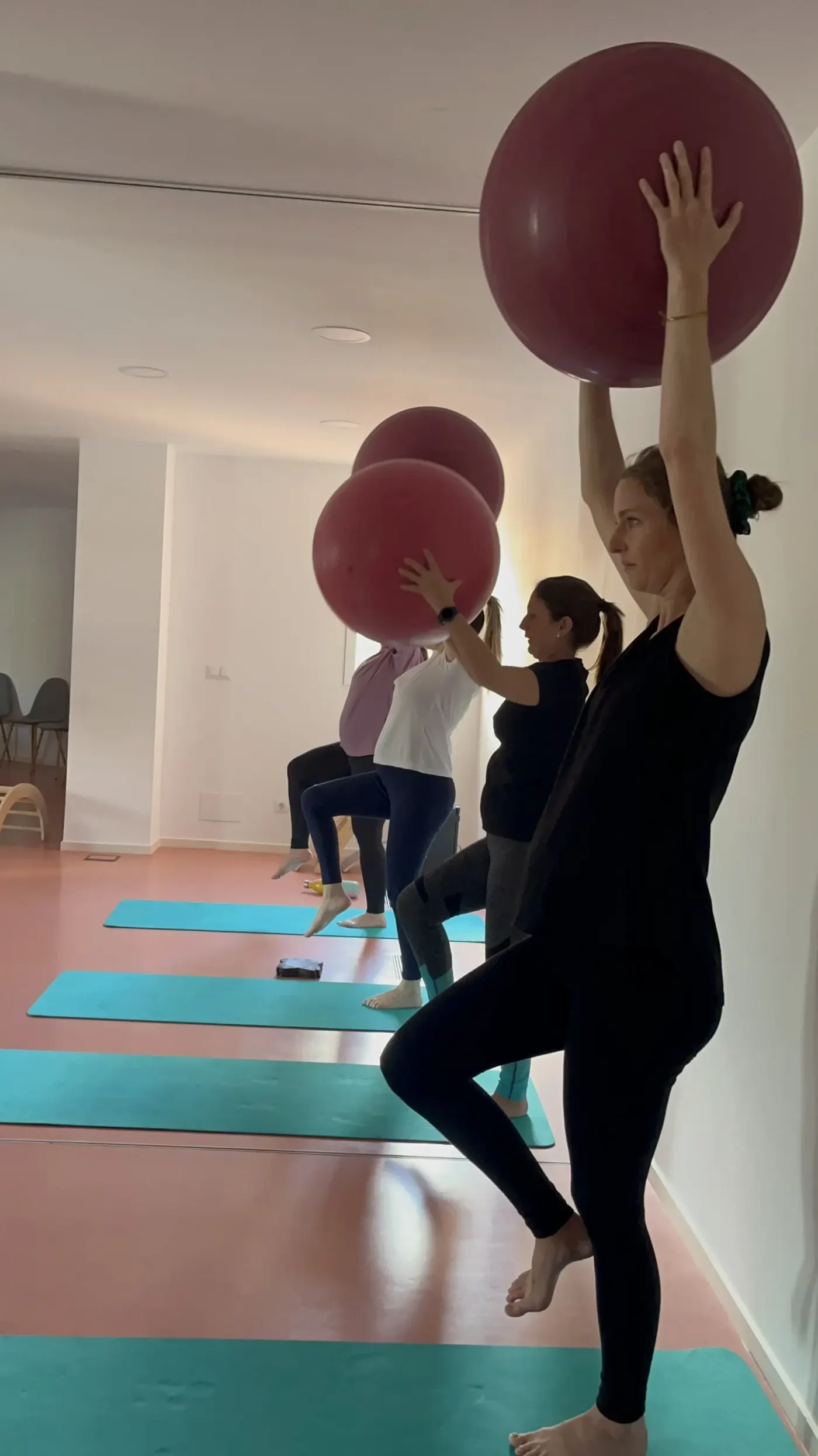 Clase de ejercicio con fitball en el centro Mimando a Mamá, Alicante Clase de ejercicio con fitball en el centro Mimando a Mamá, Alicante
