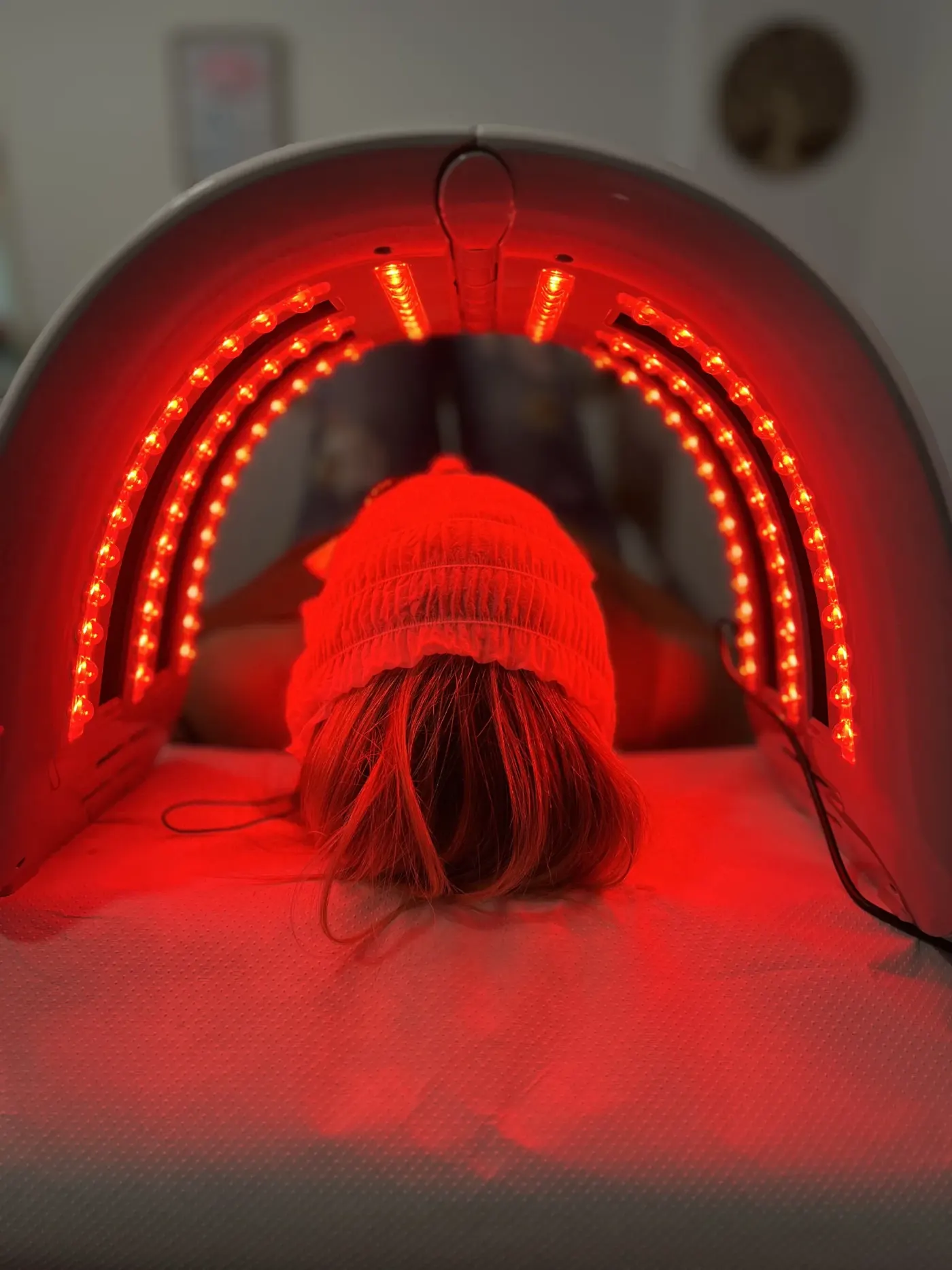 Tratamiento con luz LED roja en el área de medicina estética de Mimando a Mamá