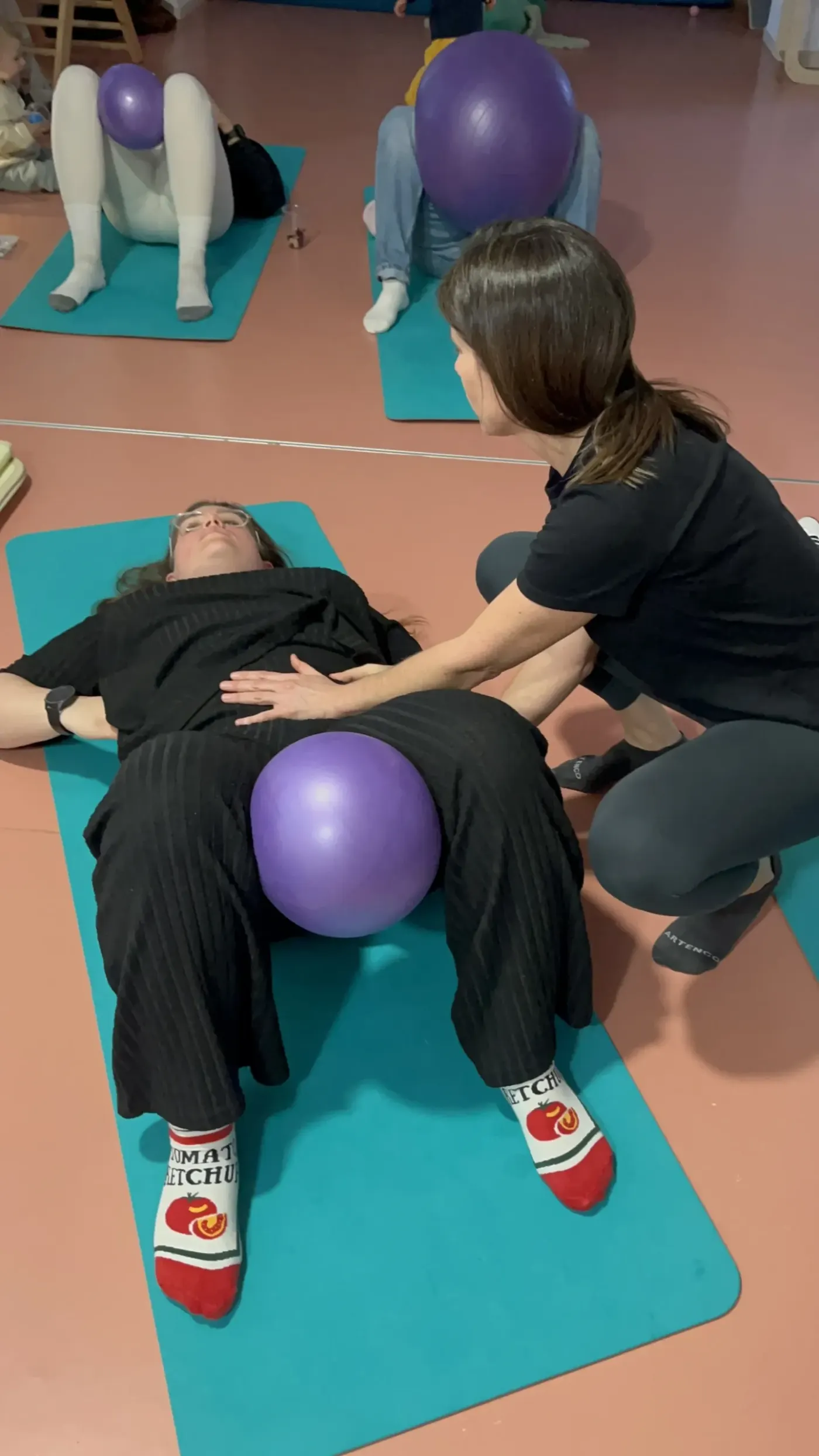 Ejercicio de recuperación del core con pelota en el posparto en Alicante