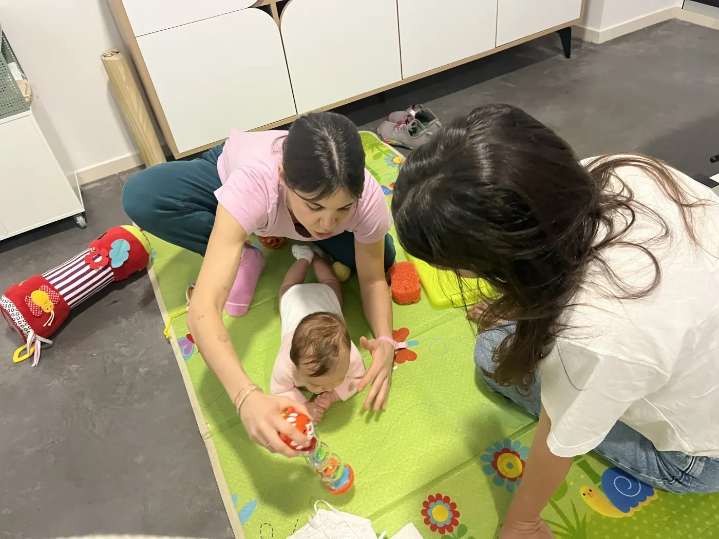 Bebé en una sesión de estimulación sensorial con fisioterapeuta pediátrica en Alicante Bebé en una sesión de estimulación sensorial con fisioterapeuta pediátrica en Alicante