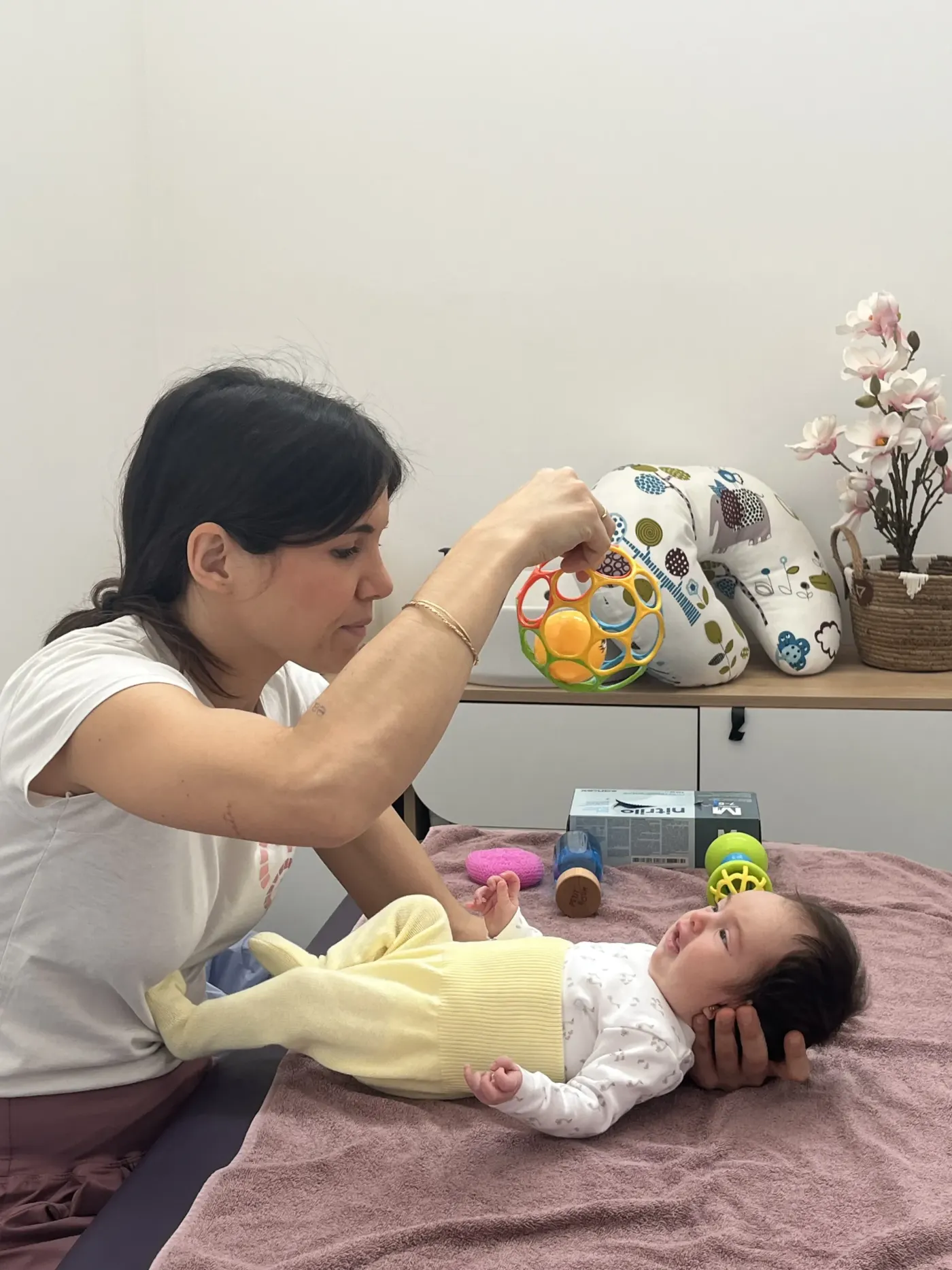 Fisioterapeuta pediátrica valorando el desarrollo de un bebé en Alicante Fisioterapeuta pediátrica valorando el desarrollo de un bebé en Alicante