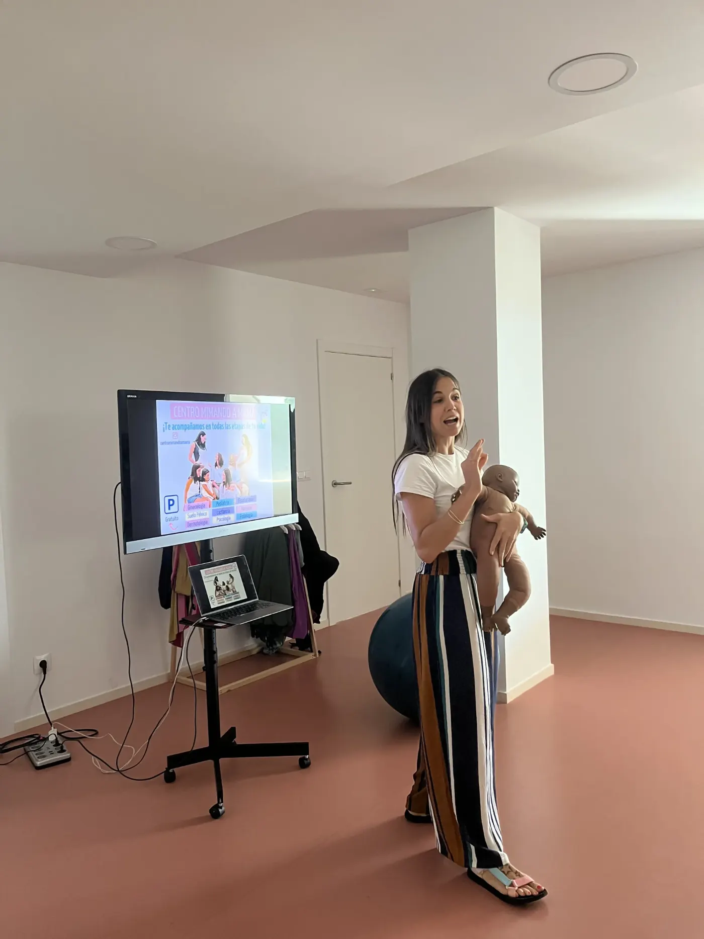 Taller de porteo seguro con bebé en Mimando a Mamá, Alicante Taller de porteo seguro con bebé en Mimando a Mamá, Alicante