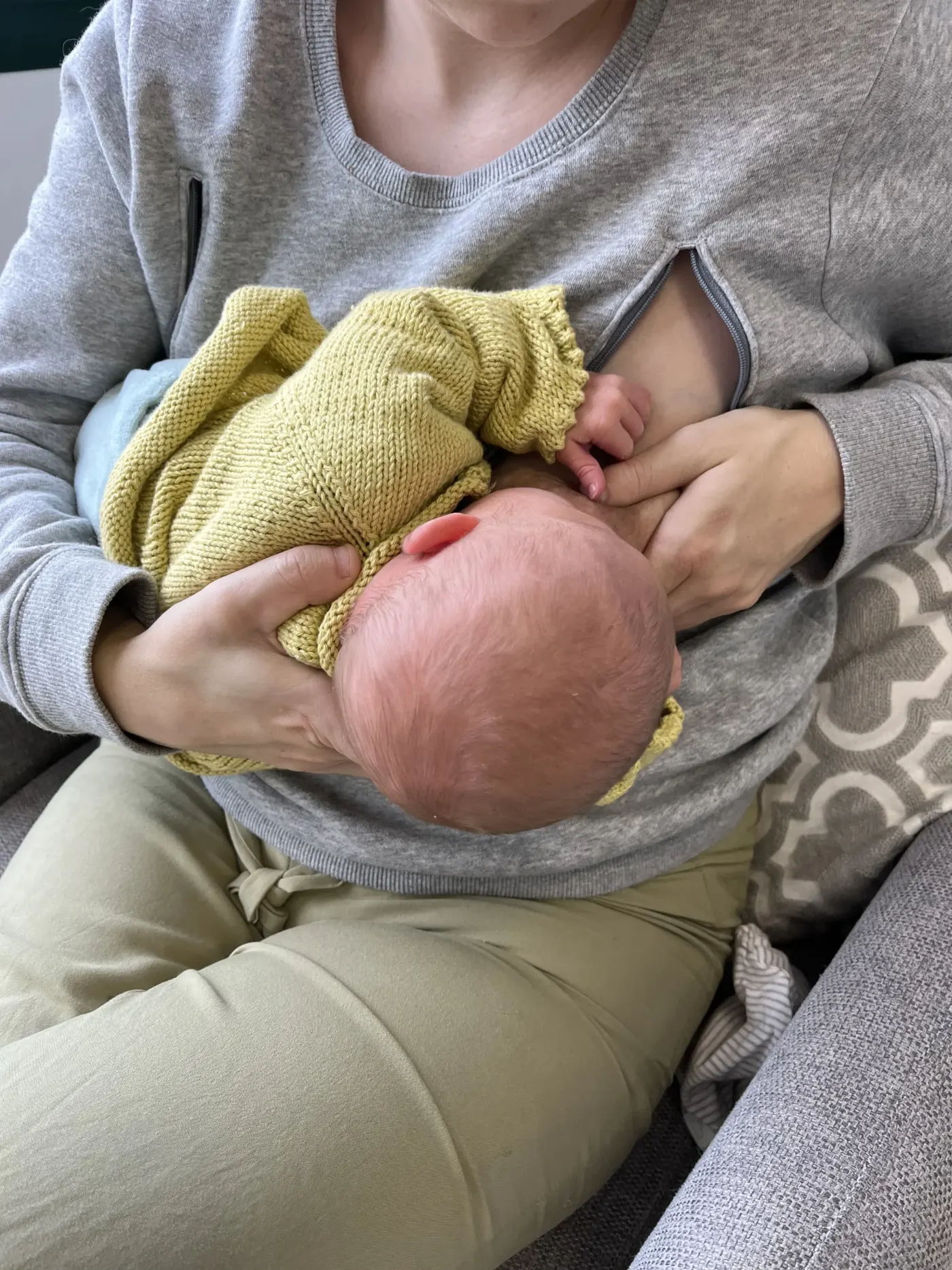 Bebé mamando en el taller de lactancia de Mimando a Mamá, Alicante