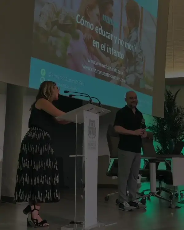 África Sánchez, matrona de Mimando a Mamá, presentando en Criando Alicante 2026