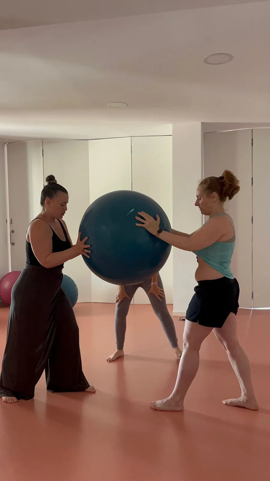 Ejercicio por parejas con fitball para la movilidad de la pelvis en el embarazo