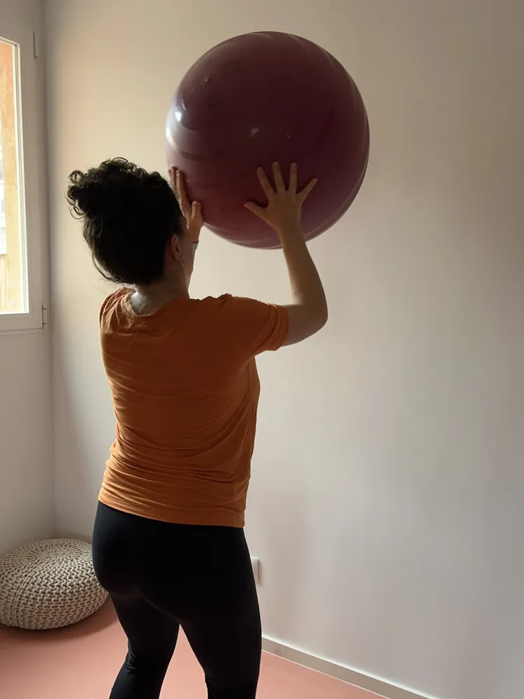 Embarazada entrenando con fitball contra la pared