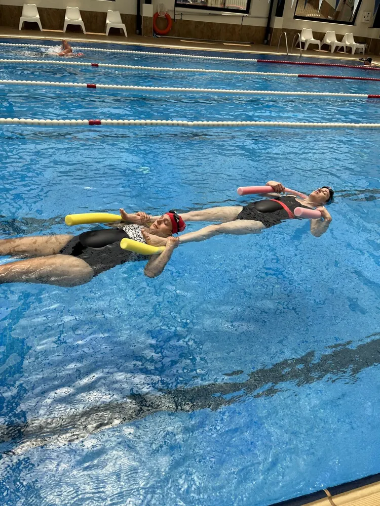 Embarazadas en la piscina cubierta del Club Stadio en Cabo Huertas, Alicante