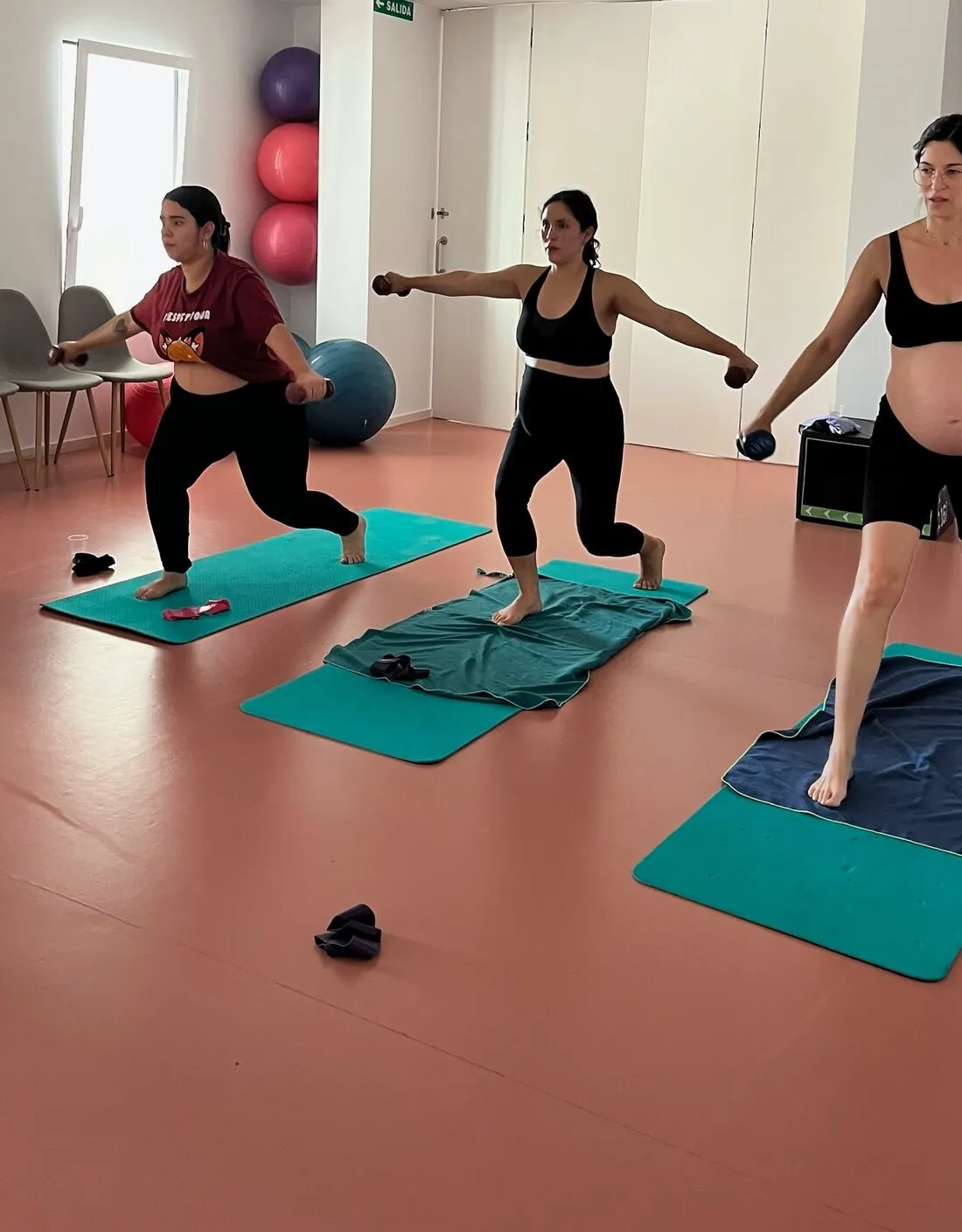 Entrenamiento funcional para embarazadas: zancadas con mancuernas