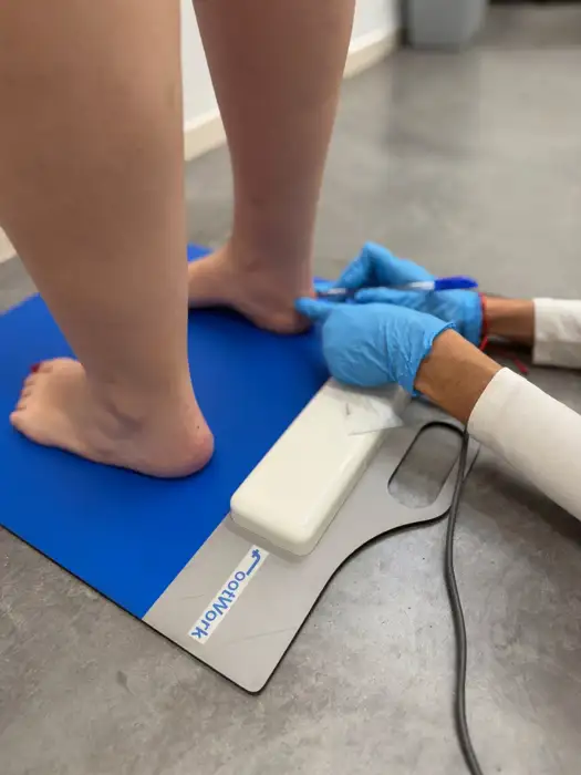Podóloga realizando un estudio de la pisada en Mimando a Mamá, Alicante