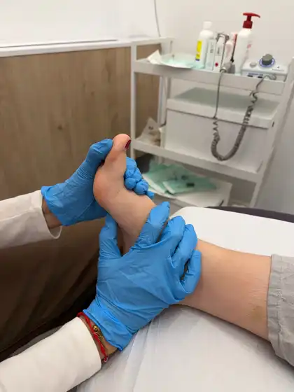 Podóloga explorando el pie de una paciente en la consulta de podología de Mimando a Mamá, Alicante