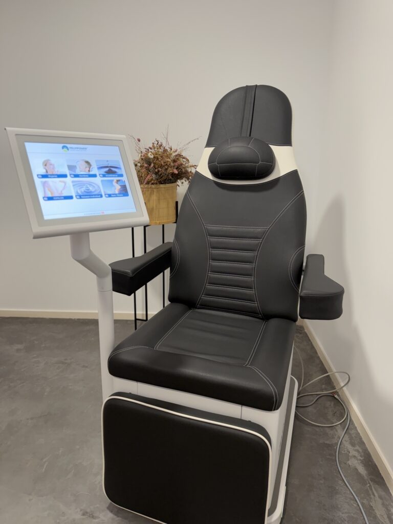 Silla PelviPower con la pantalla en la sala de Mimando a Mamá