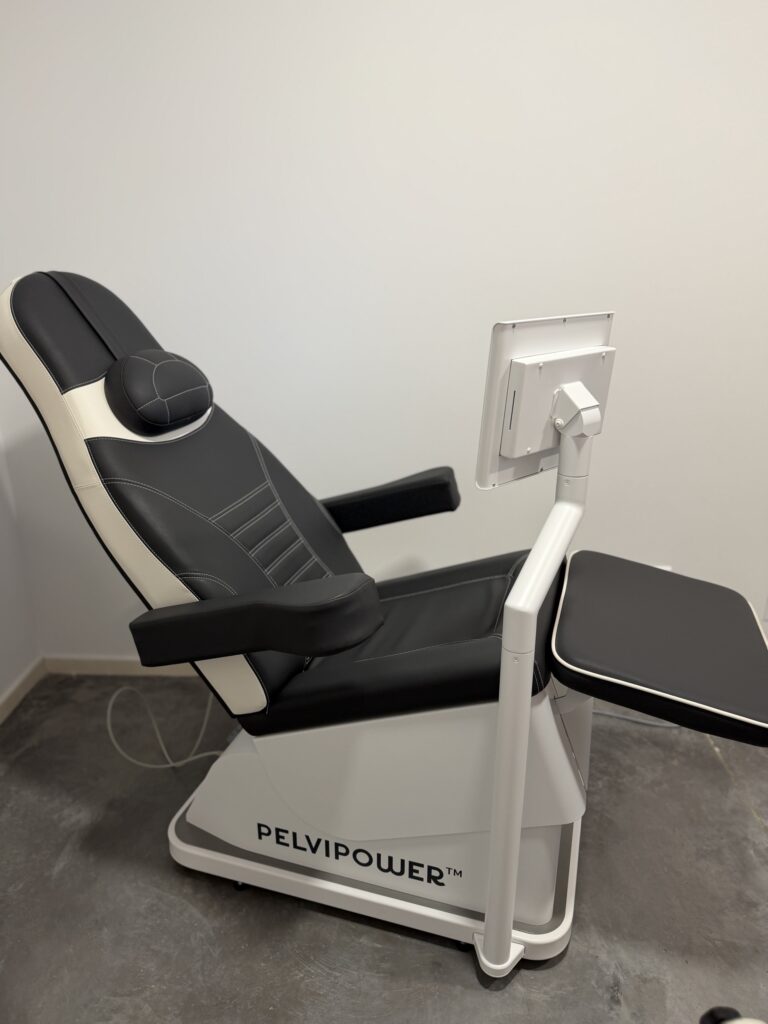 Silla PelviPower de perfil con la pantalla y el reposapiernas en Mimando a Mamá