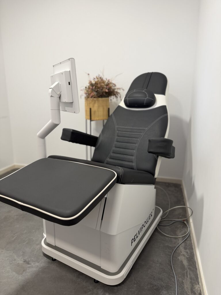 Silla PelviPower con el respaldo reclinado y el reposapiernas extendido en Mimando a Mamá