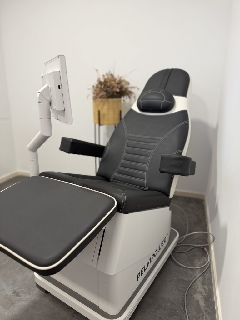 Silla PelviPower reclinada en la sala de Mimando a Mamá
