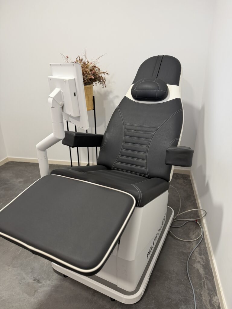 Silla PelviPower reclinada con la pantalla en Mimando a Mamá