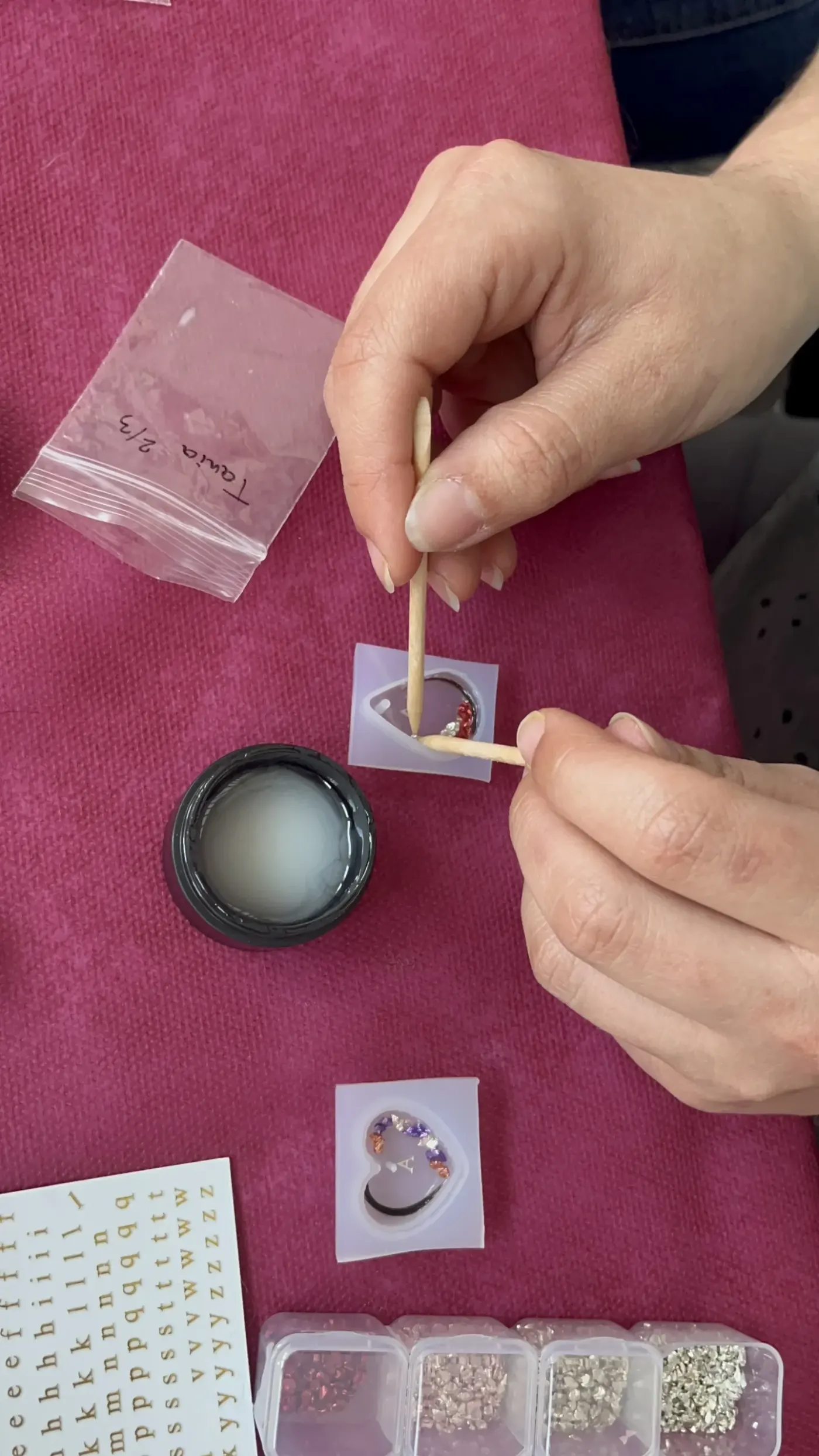 Elaboración artesanal de una joya con leche materna Elaboración artesanal de una joya con leche materna