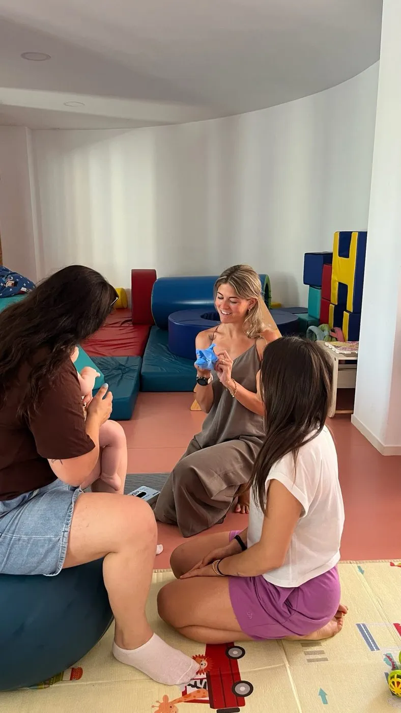 Alejandra, logopeda, en una sesión con una madre y su bebé en Mimando a Mamá (Alicante)
