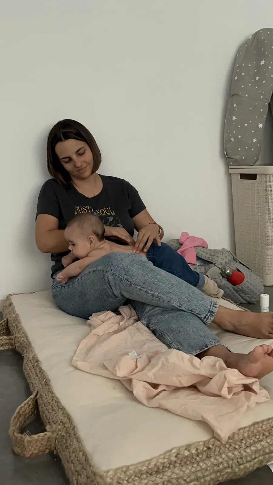 Taller de masaje infantil en Alicante: madre dando masaje en la espalda a su bebé