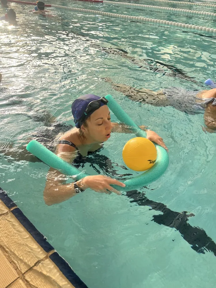 Ejercicio de respiración con pelota en el agua para preparar el parto