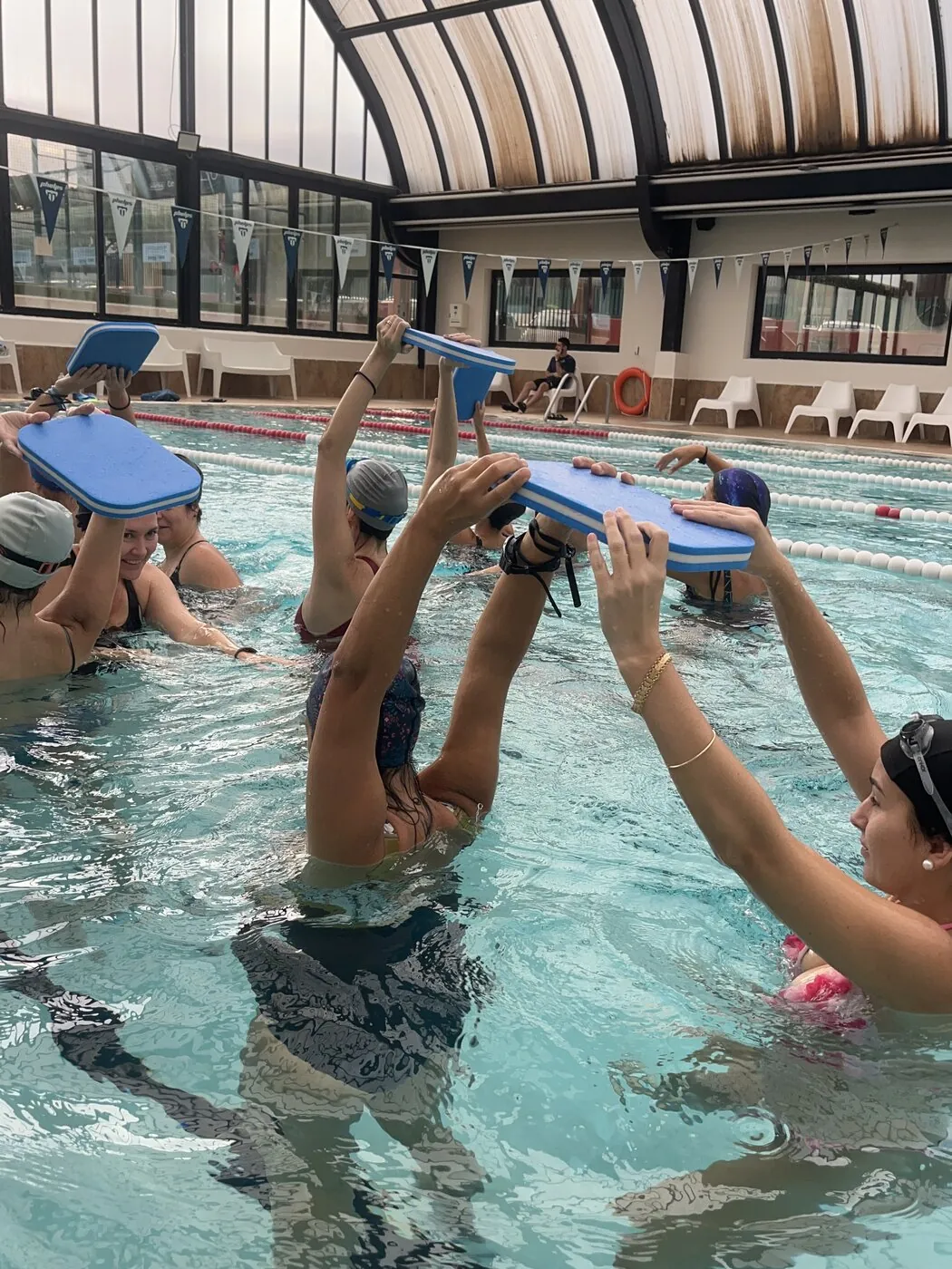 Embarazadas trabajando fuerza con tablas en la piscina del Club Stadio, Alicante