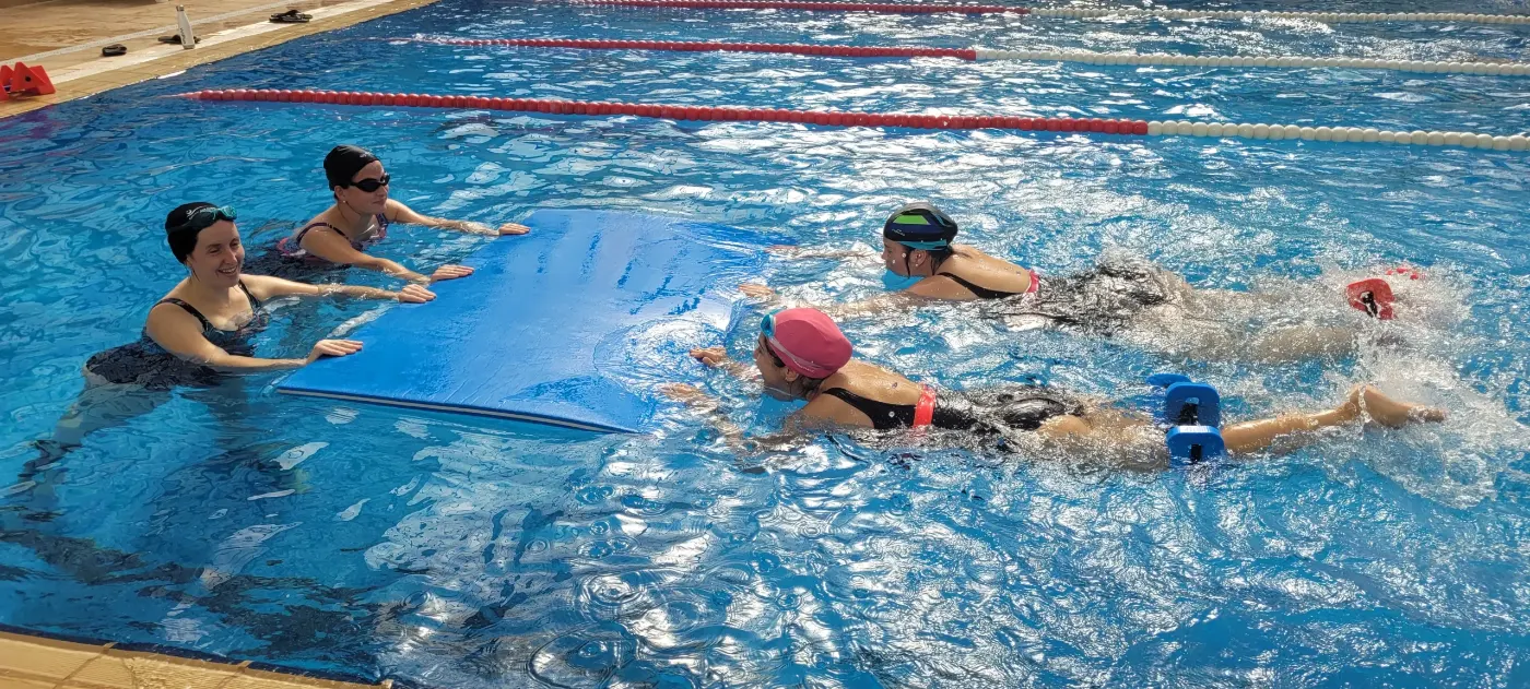 Embarazadas en una clase de matronatación en la piscina