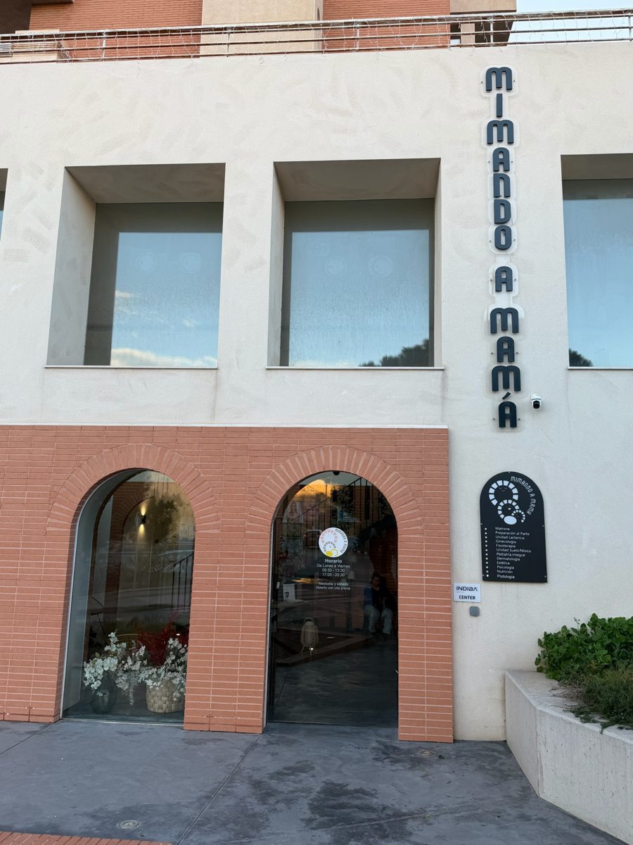 Fachada del centro Mimando a Mamá en la calle Virgen del Socorro, Alicante