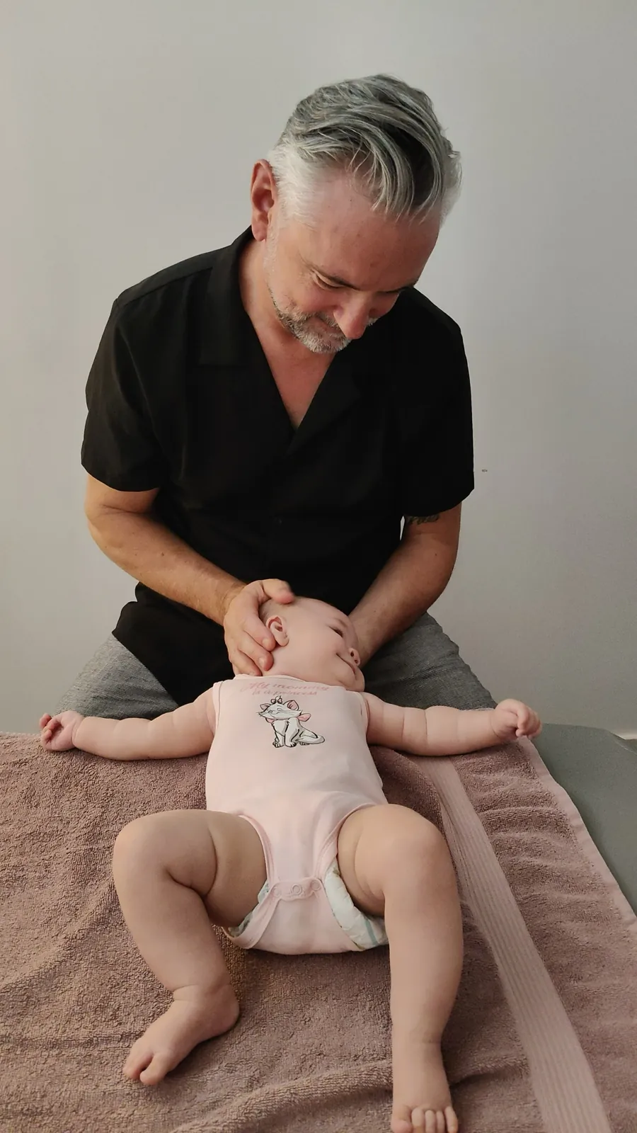 Fisioterapia para bebés en Alicante: técnica manual suave en cabeza y cuello para plagiocefalia y tortícolis