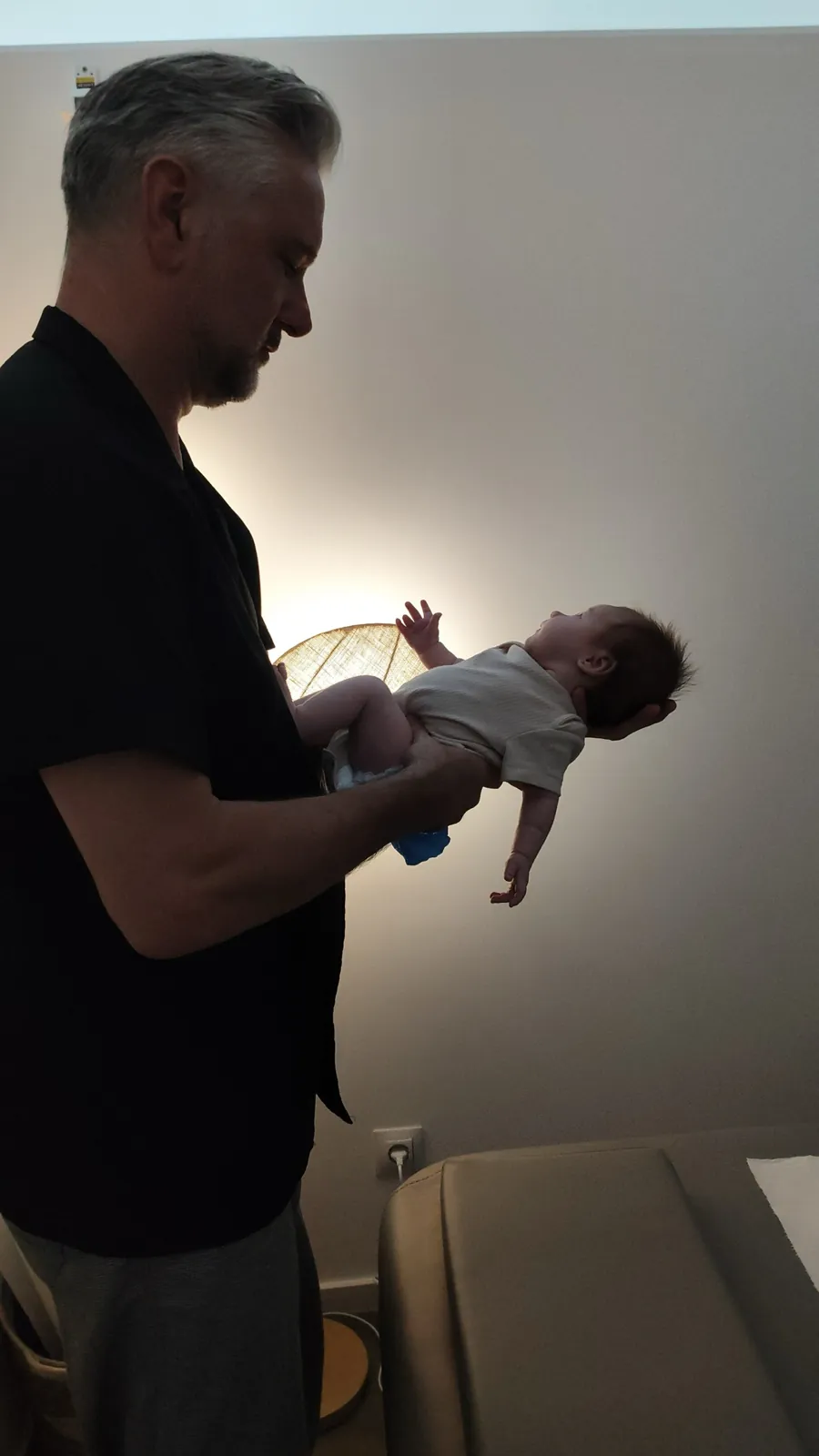 Fisioterapeuta de Mimando a Mamá valorando a un recién nacido en Alicante