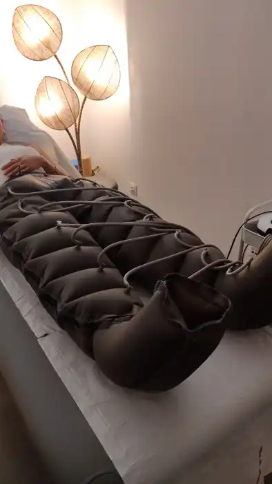 Sesión de presoterapia de piernas con botas de compresión en Mimando a Mamá, Alicante