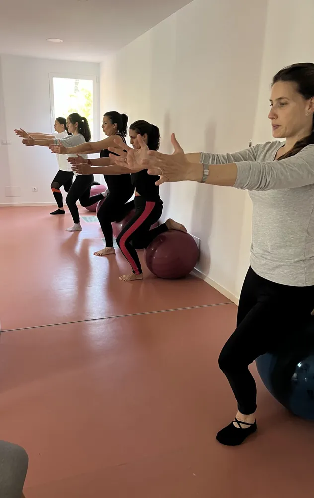 Embarazadas haciendo sentadillas con fitball contra la pared