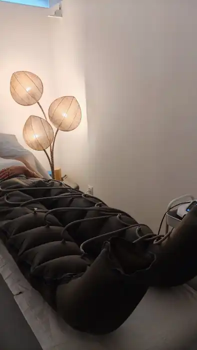Botas y faja de presoterapia durante una sesión de drenaje linfático mecánico en Alicante