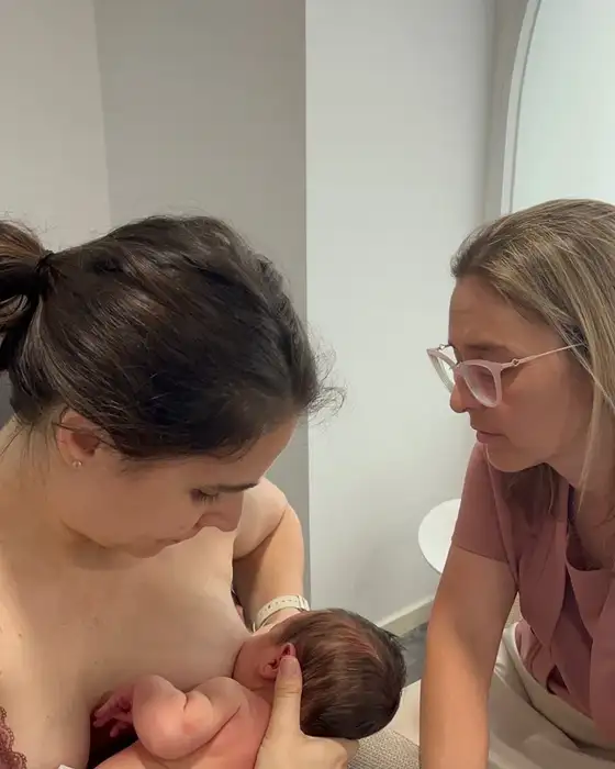 Valoración del agarre del bebé al pecho en la consulta de lactancia en Alicante
