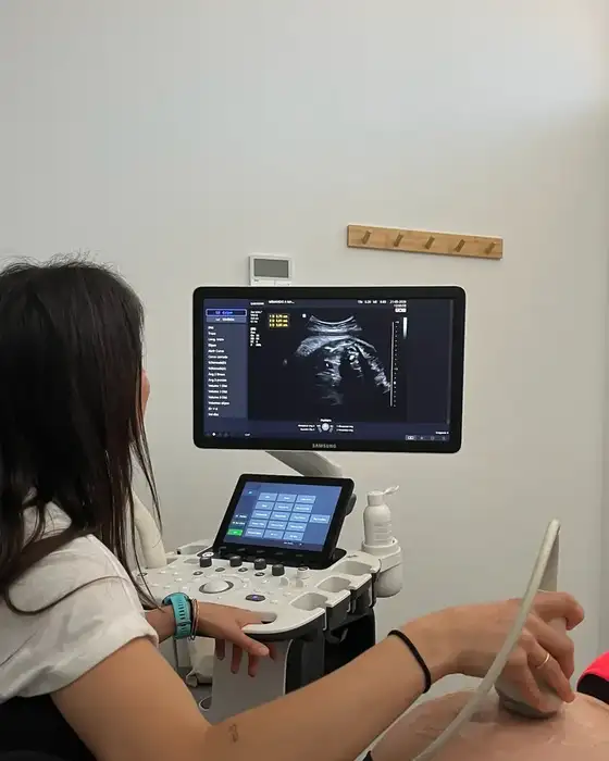 Fisioterapeuta valorando la línea alba con ecógrafo en Alicante